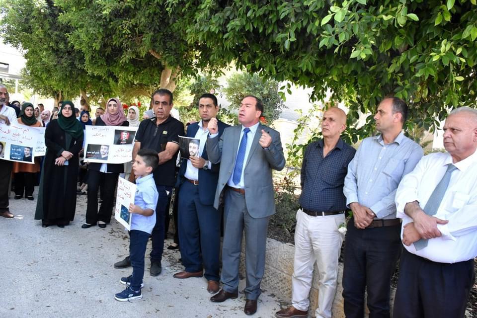 جانب من الوقفة التي نظمت في سلفيت دعما وإسنادا للأسير المريض ناصر أبو حميد